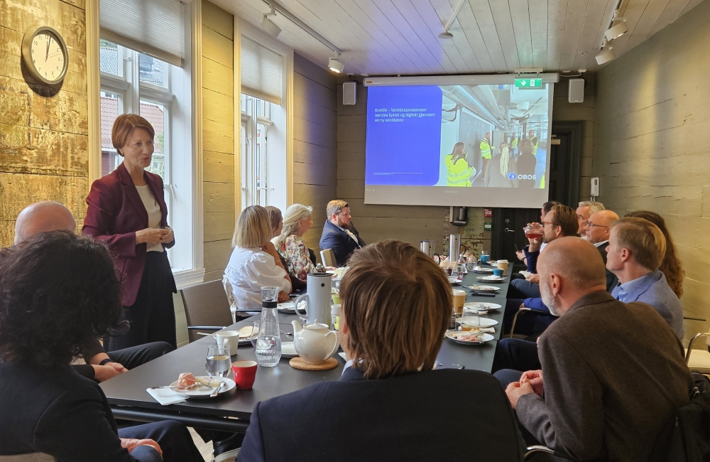 Tøft, men gøy! Jorunn Nerheim i OBOS forteller om arbeidet med Nøstebukten Brygge og svarer på spørsmål. Foto: Anne Kringstad